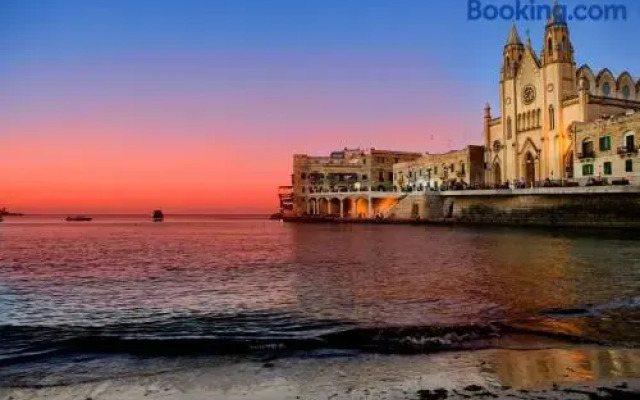 Modern Studio Central Location