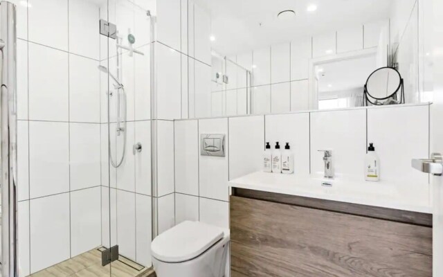 Convenient Modern 2-Bedroom Unit With Free Parking