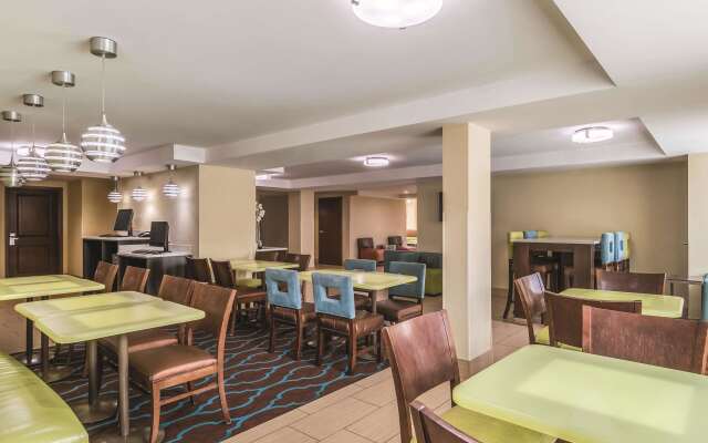 La Quinta Inn & Suites by Wyndham Knoxville Papermill