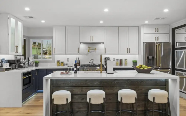 Valley View Chic Home w Backyard Oasis