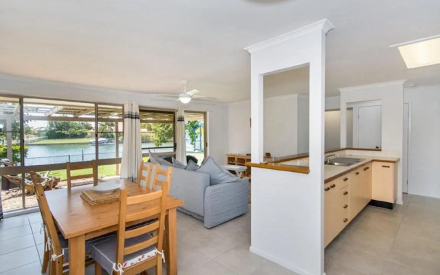 Lowset home on the canal - Dolphin Dr, Bongaree