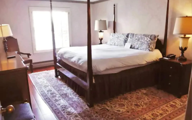 Cow Hollow Inn & Suites