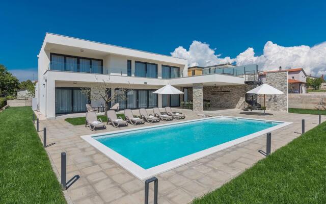 Modern holiday home in Novigrad with swimming pool
