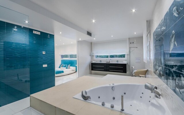 Luxurious Villa. Overflowing Pool 100 Meters From the Beach