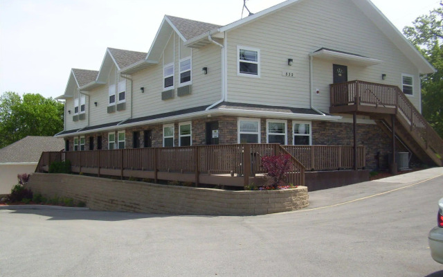Price Pointe Inn