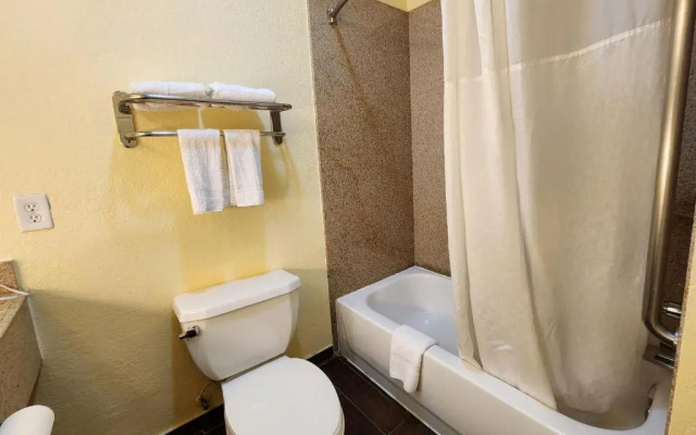 Days Inn & Suites Pasadena