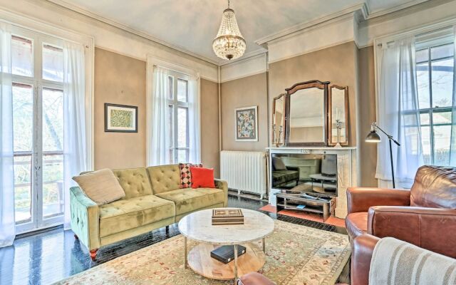 Centrally Located Apt in Victorian Mansion!