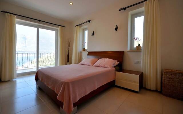 Villa Utku by Akdenizvillam