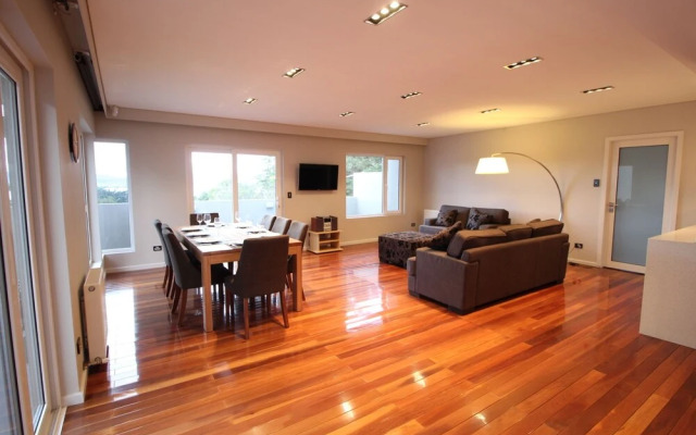 Sunny Sandy Bay Apartment