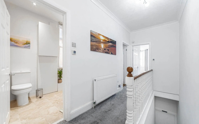 Bright West Ealing Abode