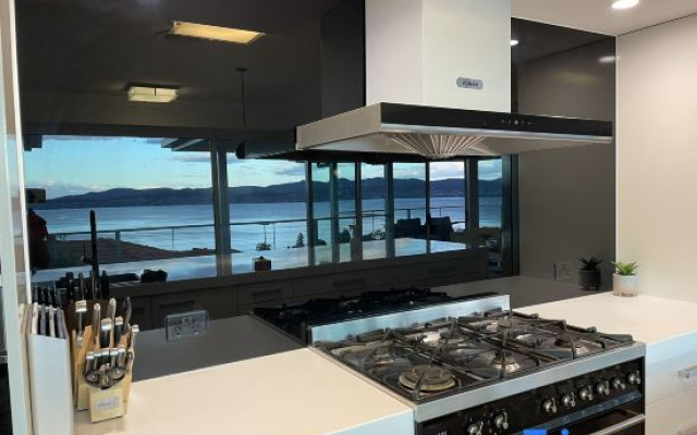 Hobart Bay Sunrise House--Rare Aurora Viewing Opportunities