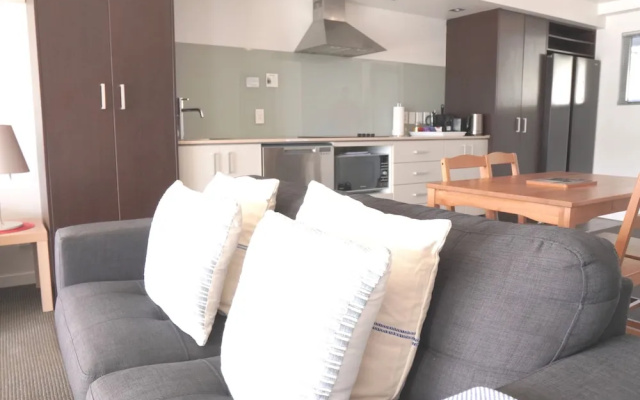2 Bedroom Beach Frontage Apartment – Guest Rooms – Paihia