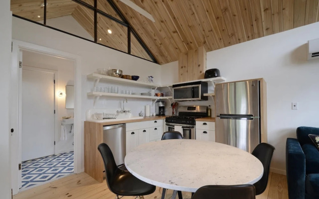 1BR SoCo Treehouse Studio by RedAwning