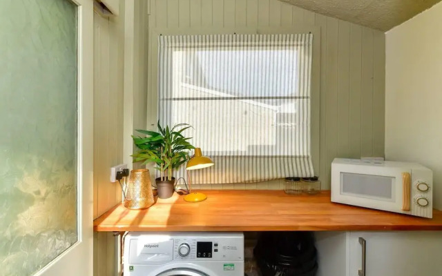 House - Sleeps up to 9 & Free Parking