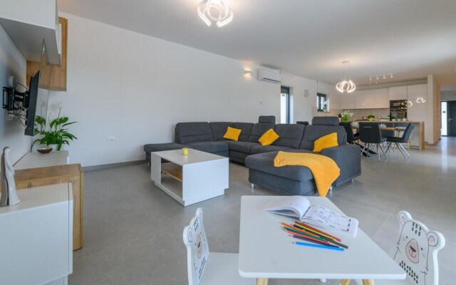 Stunning Home in Prodol With Outdoor Swimming Pool, Wifi and 4 Bedrooms