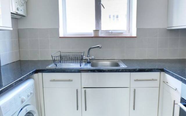 Newly Renovated 1 Bedroom Flat - Sleeps 4