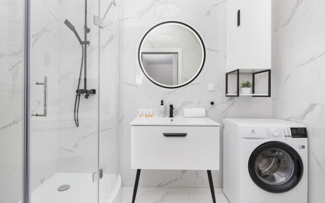 Obrońców Wybrzeża Gdynia by Renters