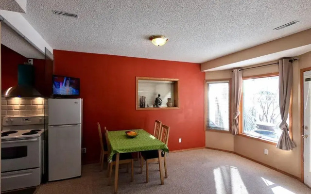 Sunny & Cozy Suite with Pool & Ping Pong table