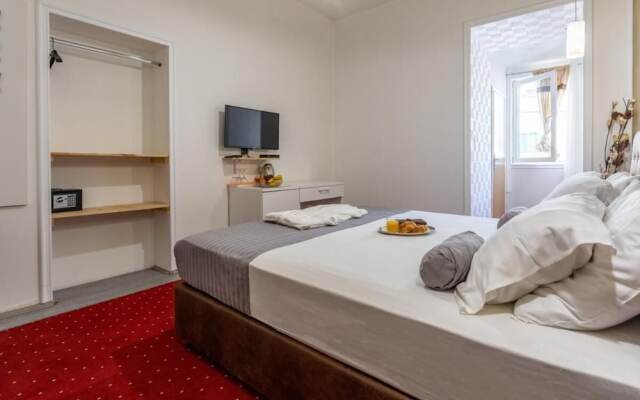 Spacious Deluxe Room - Hotel Rose