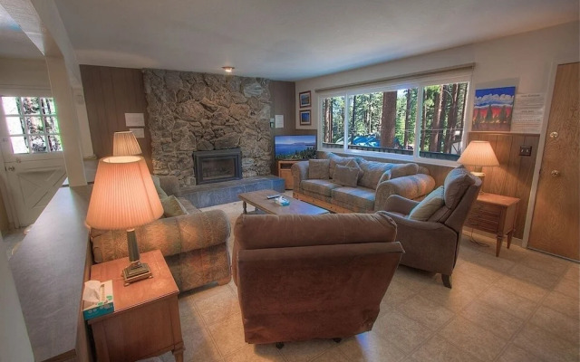 Foothill Folly 4 Bedroom Home by RedAwning