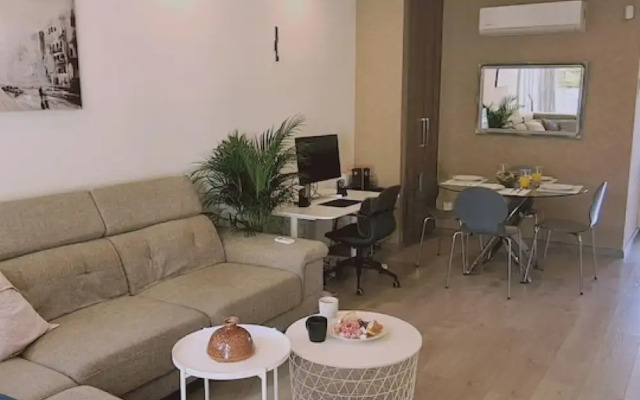 29 LIM - Downtown Retreat