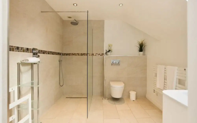 The Bourton-on-the-water Place - Lovely 5bdr House With Parking + Garden