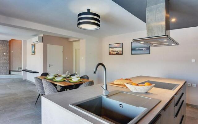 Villa in Valbandon With Swimming Pool