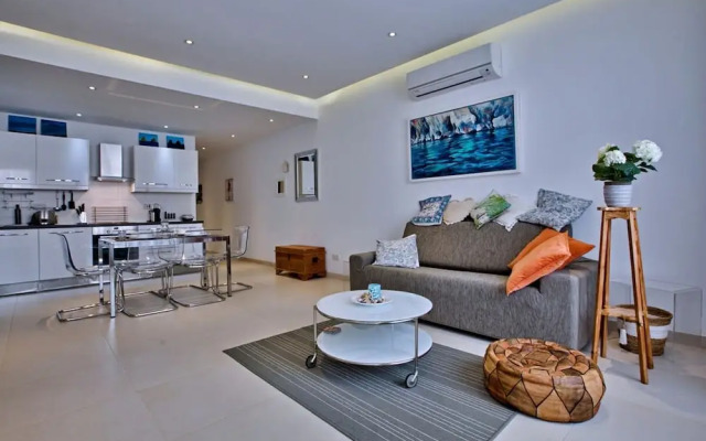 Stunning Sliema 2 Bed Apt Meters Away From Beach