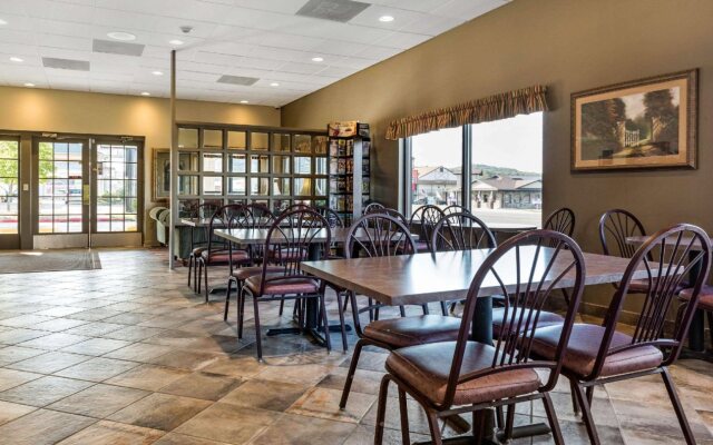 Econo Lodge Inn & Suites Shepherd of the Hills Expy