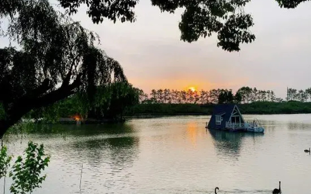 Daqian Swanlake Manor