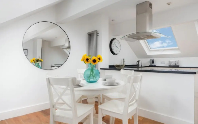 Modern 3 Bed Apartment - Parking