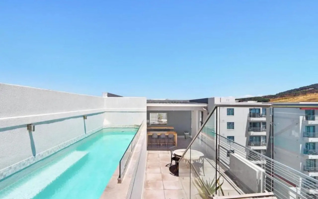 The Paragon LUXE with Rooftop Pool and Gym