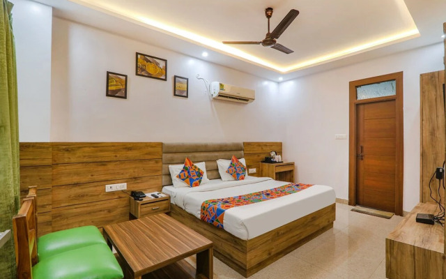 Fabhotel The Crestelia