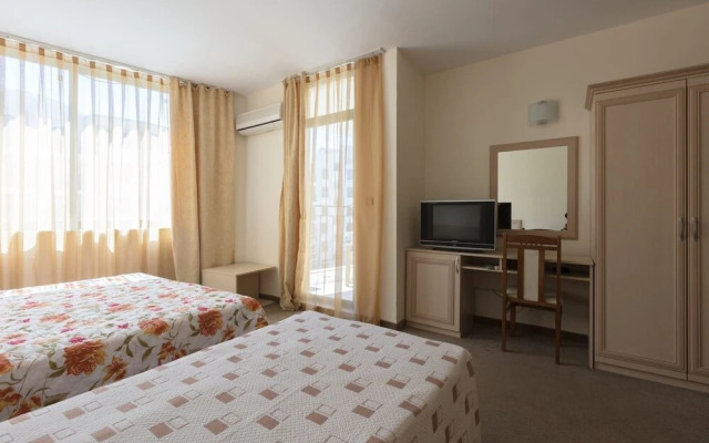 Studio with Balcony and Pool View