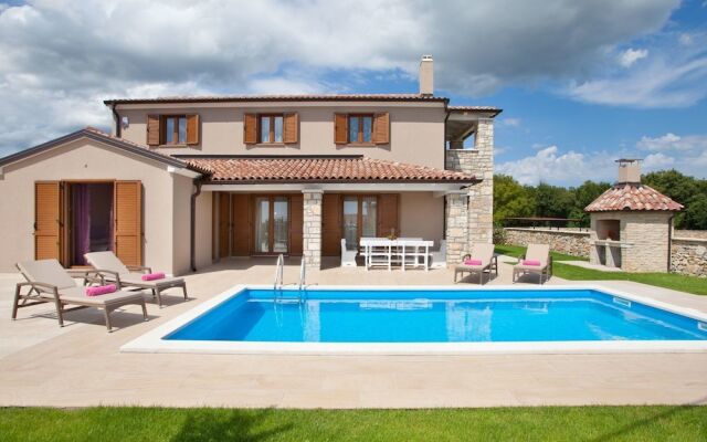 Charming Villa in Sveti Lovrec With Swimming Pool
