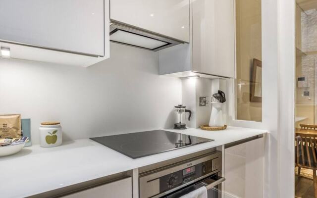 Spacious 2bed/2bath Apt, 5mins to Victoria St