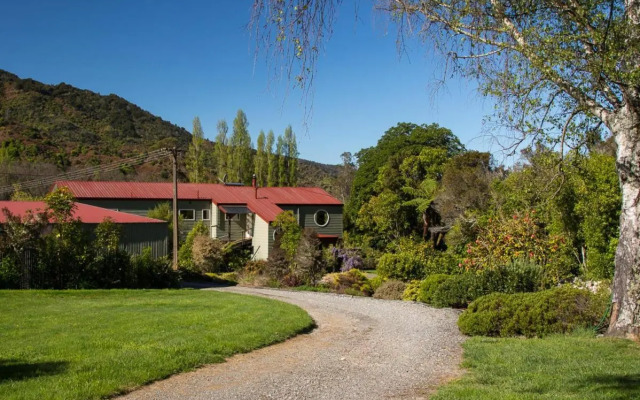 Tasman Hideaway - Marahau Holiday Home