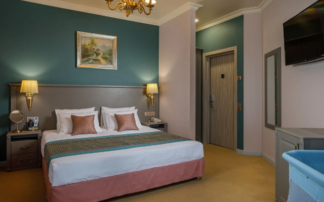 Mini-Hotel Biography