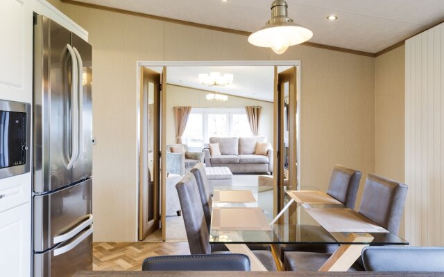 "Lyndale Lodge 18 with Hot Tub by St Andrews"
