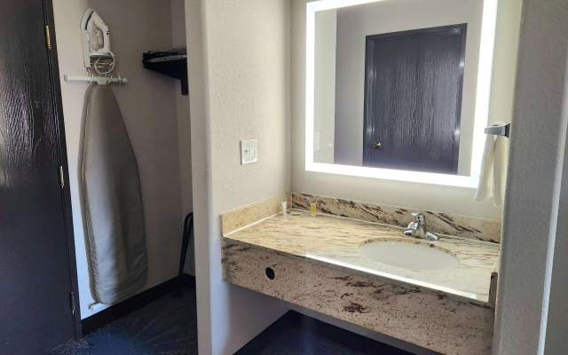 Days Inn & Suites by Wyndham New Iberia