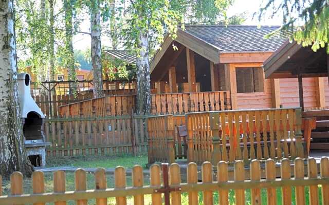 Domki nad jeziorem w Karłowicach