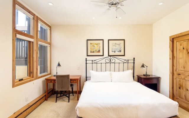 Fifth Avenue Condominiums by Frias