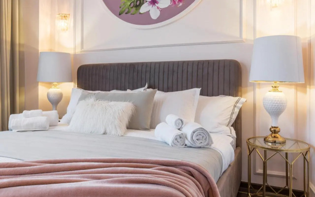 Old Town Luxury Suites with Balcony
