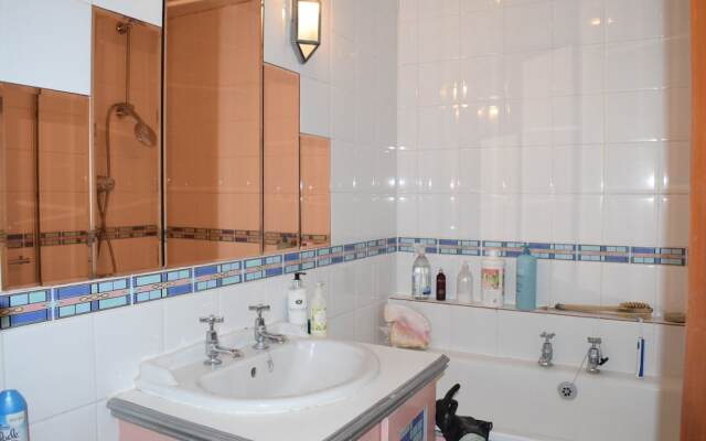Delightful 1 Bedroom Garden Flat, Near To River