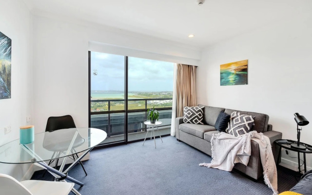 Sea City Views Takapuna Studio w Carpark