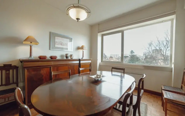 Grand Botanic Garden Apartment by Vacationy
