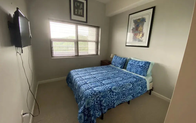 Romantic Getaway 2 Bedroom Condo by Redawning