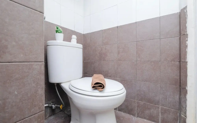 Cozy and Simply 1BR Green Pramuka Apartment