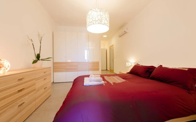 Seafront Luxury Apartment, Pool and Great Location