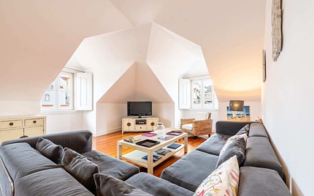 Rustic-style Apt Near Bairro Alto